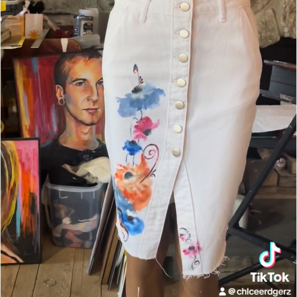 Women’s white denim skirt size S forever 21 spring colors, hand painted poppies